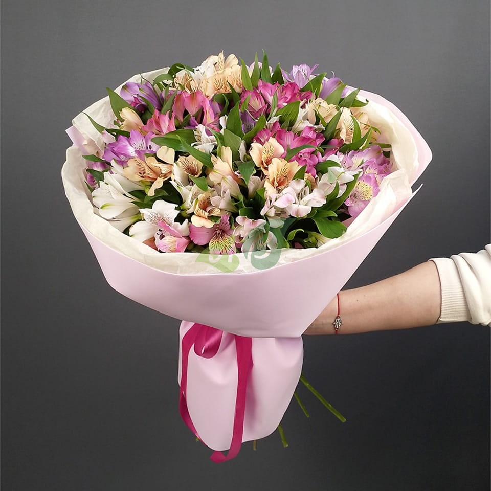 Огромный и яркий букет «Жаркие объятия» из двадцати пяти разноцветных альстромерий