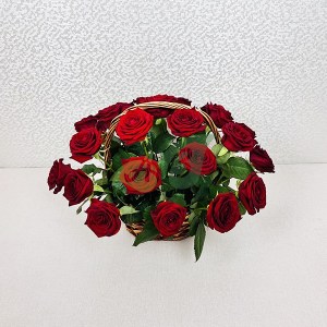 alaya-roza-25-kraznykh-roz-red-naomi-v-korzine2
